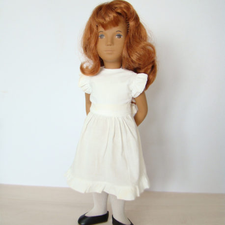 SASHA redhead 108 TRENDON 1970s originale avec sa robe blanche