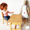 mobilier poupées bois présenté avec corolle et doudou maileg